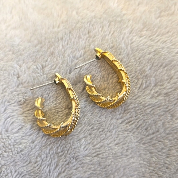 Jewelry - #258 Vintage Gold tone earring